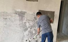 本来铺得很平整的地板正在接缝处鼓